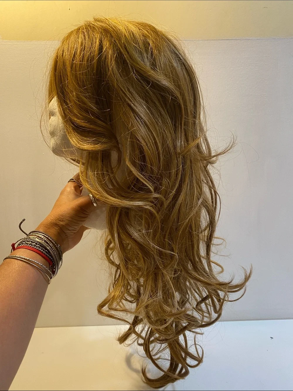 SHAKE & GO Women's Long Wavy Synthetic Wig in Light Ginger Brown